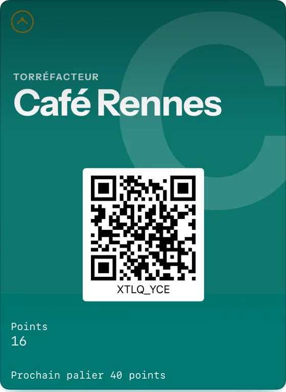 Carte de fidélité grand format dans Apple Wallet sur iOS 27 : le nom du commerce en grand, le solde en points, le prochain palier et le QR code.