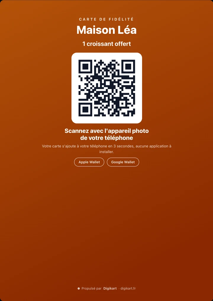 Affiche de comptoir d'un commerce d'exemple, Maison Léa : « 1 croissant offert », un QR code à scanner avec l'appareil photo, Apple Wallet et Google Wallet.